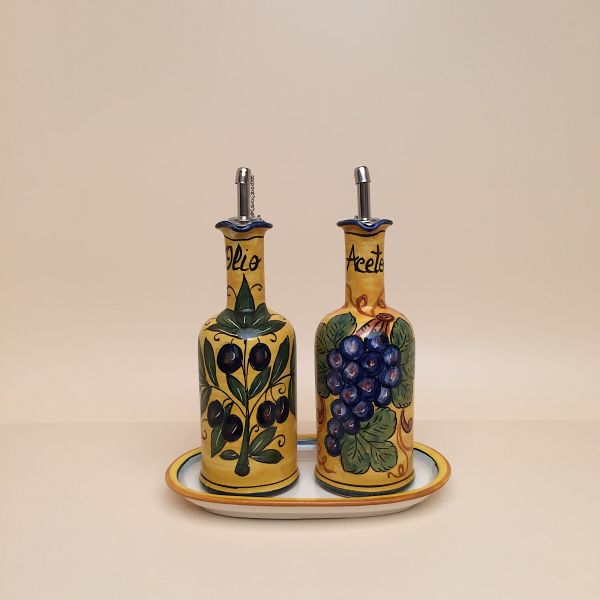 Set of 2 oil and vinegar bottles with handle, cm.20h with tray